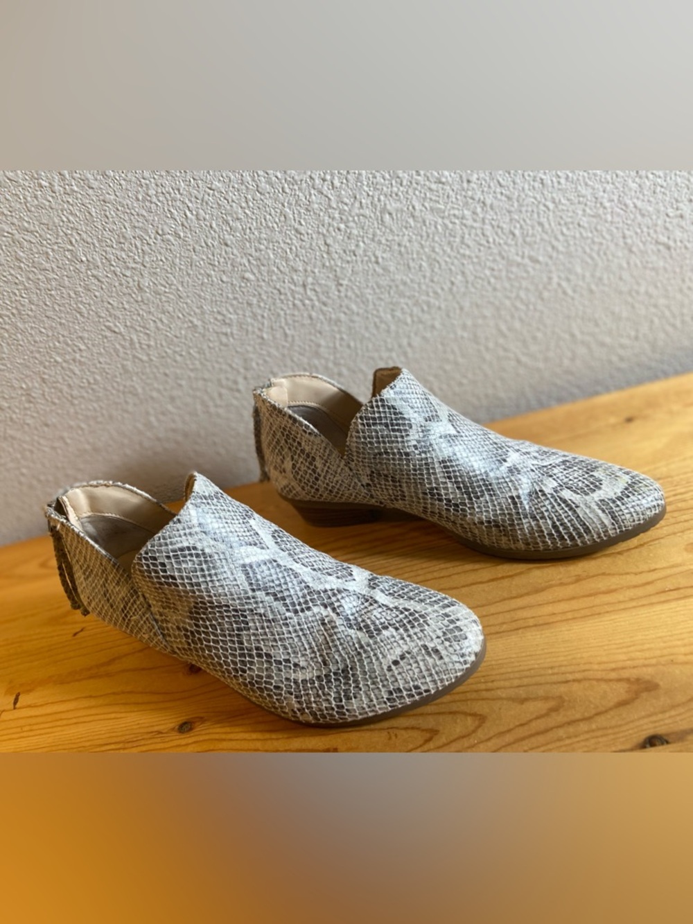 Reaction Kenneth Cole~Textured~Snakeskin~Faux Leather~Block Heel~Bootie~Size 6 - Picture 4 of 15